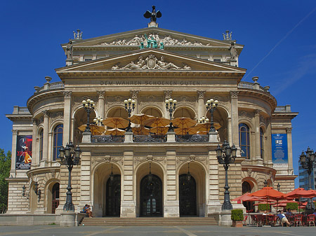 Alte Oper mit Schirmen Fotos