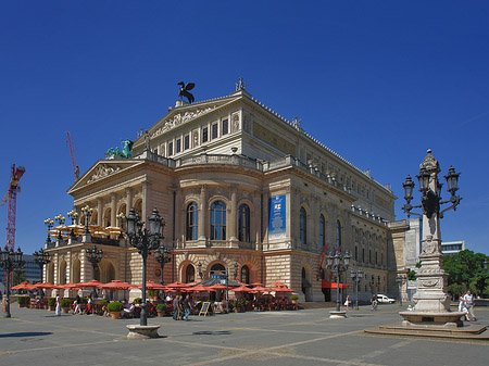 Alte Oper mit Schirmen