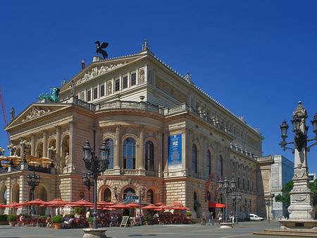 Foto Alte Oper mit Schirmen