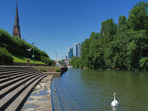 Foto Dreikoenigskirche mit Main - Frankfurt am Main