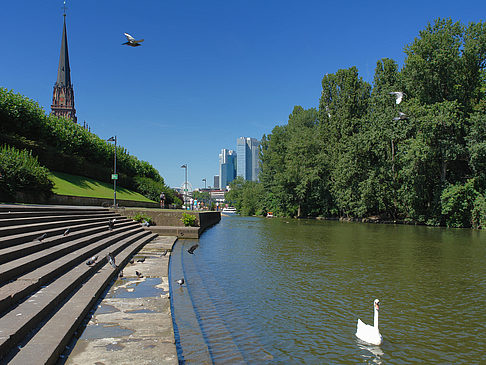 Fotos Dreikoenigskirche mit Main | Frankfurt am Main