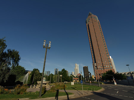 Messeturm mit Ludwig-Erhard-Anlage