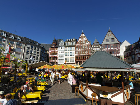 Römer mit Schirmen Fotos