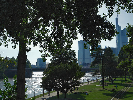 Skyline von Frankfurt hinter Sonnenuhr Fotos