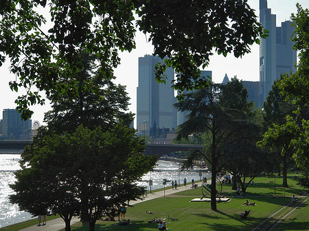 Fotos Skyline von Frankfurt hinter Sonnenuhr | Frankfurt am Main