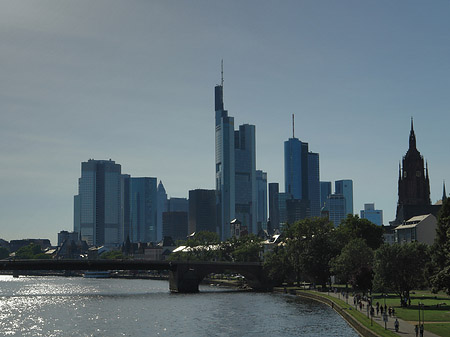 Foto Skyline von Frankfurt hinter Alter Brücke