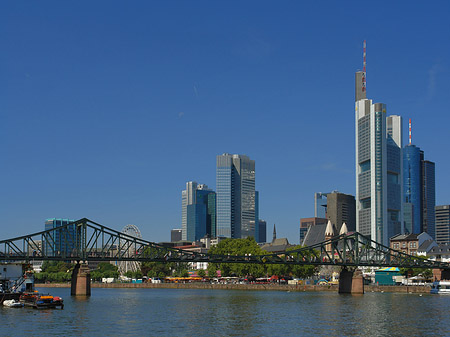 Foto Skyline von Frankfurt mit eisernem Steg