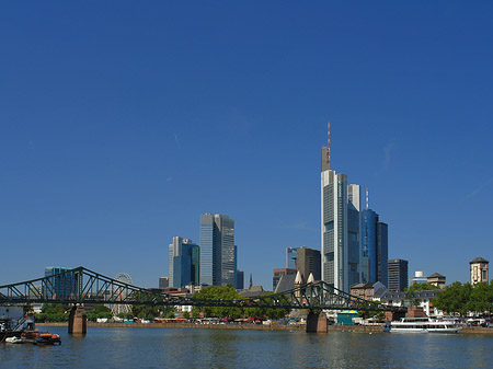 Skyline von Frankfurt mit eisernem Steg Fotos