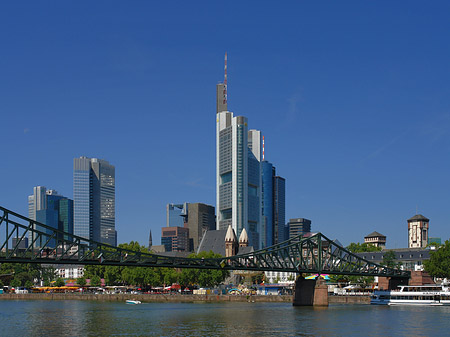 Skyline von Frankfurt mit eisernem Steg Fotos