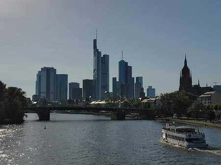 Foto Skyline von Frankfurt mit Schiff