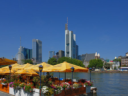 Skyline von Frankfurt mit Schöfferhofer Weizen