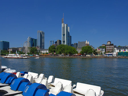 Fotos Skyline von Frankfurt mit Tretbooten