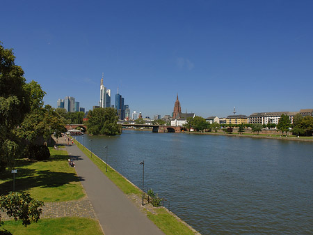 Skyline von Frankfurt mit Ufer Fotos