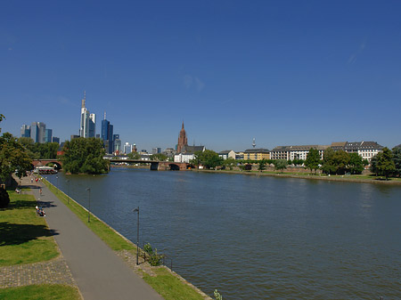 Skyline von Frankfurt mit Ufer Foto 