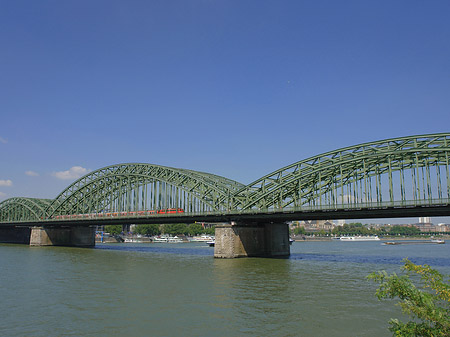 Foto Hohenzollernbrücke mit Zug