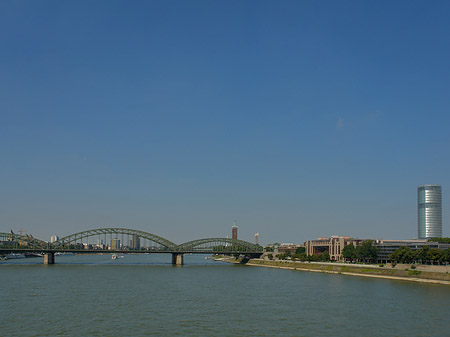 Hohenzollernbrücke führt zum Kennedyufer Fotos