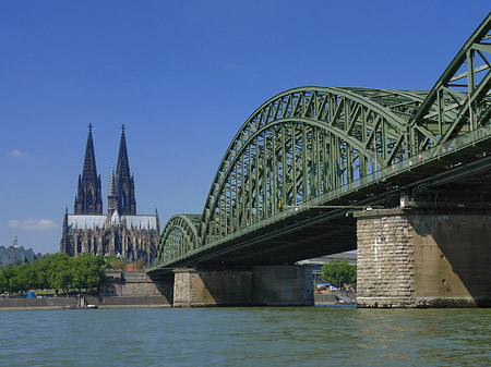 Hohenzollernbrücke am Kölner Dom Foto 