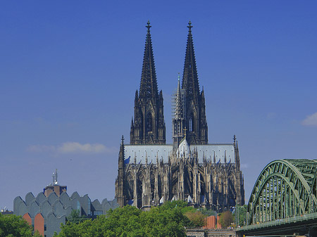 Hohenzollernbrücke beim Kölner Dom Foto 