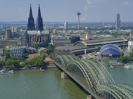 Foto Hohenzollernbrücke und Kölner Dom aus der Ferne