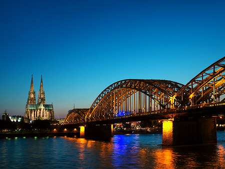 Kölner Dom hinter der Hohenzollernbrücke