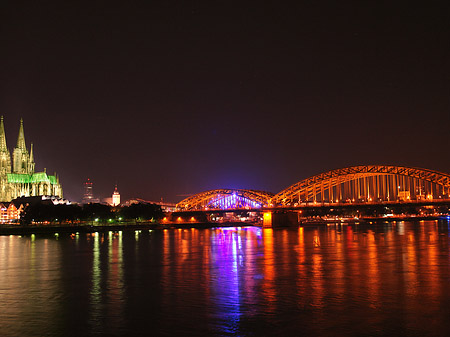 Kölner Dom hinter der Hohenzollernbrücke Foto 