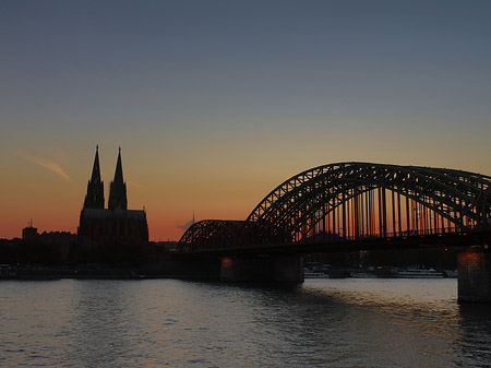 Foto Kölner Dom hinter der Hohenzollernbrücke - Köln