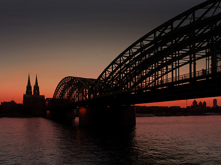 Foto Kölner Dom hinter der Hohenzollernbrücke - Köln