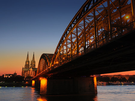 Fotos Kölner Dom hinter der Hohenzollernbrücke