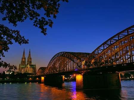 Foto Kölner Dom hinter der Hohenzollernbrücke - Köln