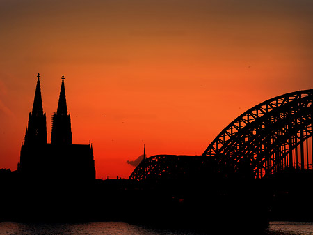 Foto Kölner Dom hinter der Hohenzollernbrücke