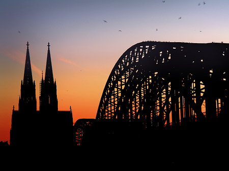 Kölner Dom hinter der Hohenzollernbrücke Foto 