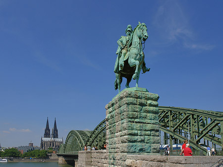 Foto Reiterstatue vor dem Kölner Dom