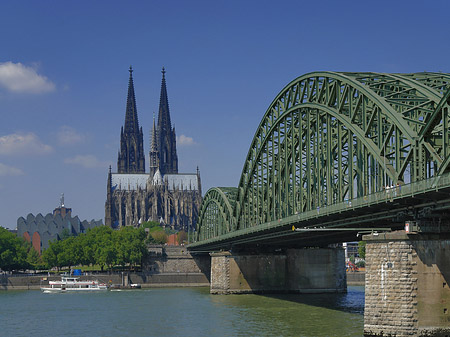 Schiff unter der Hohenzollernbrücke