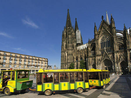 Bimmelbahn fährt zum Kölner Dom Foto 