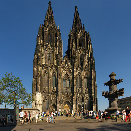 Touristen tummeln sich vor Kölner Dom