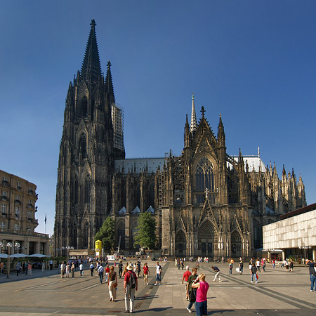 Fotos Touristen tummeln sich vor Kölner Dom | Köln