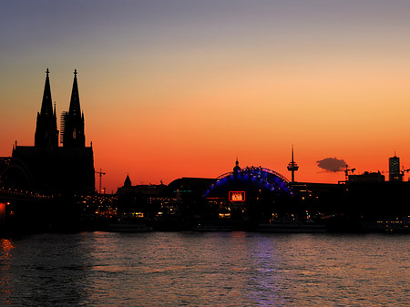 Foto Kölner Dom neben Musical Dome