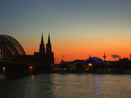 Kölner Dom neben Musical Dome