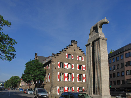 Wolfsstatue und Stadtmuseum