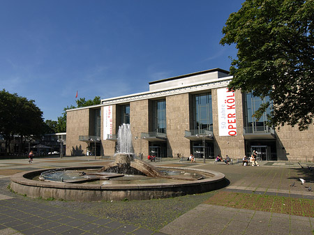 Oper Köln mit Brunnen