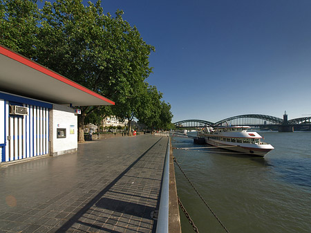 Schiff fährt über den Rhein