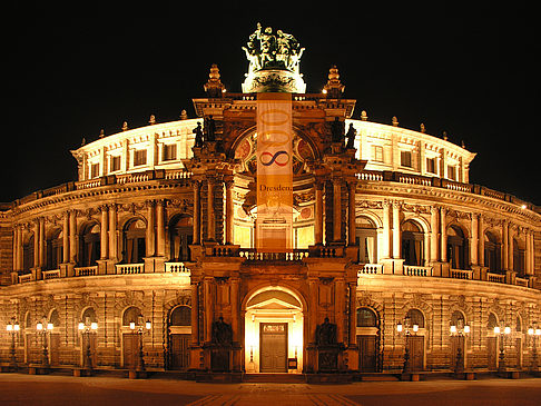 Semperoper bei Nacht Foto 