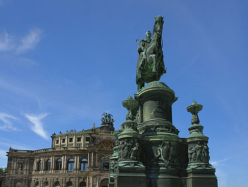 König-Johann-Statue mit Semperoper Fotos