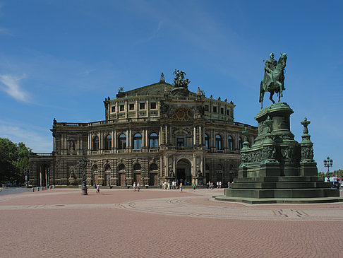 König-Johann-Statue mit Semperoper