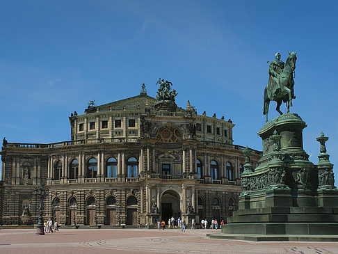 König-Johann-Statue mit Semperoper