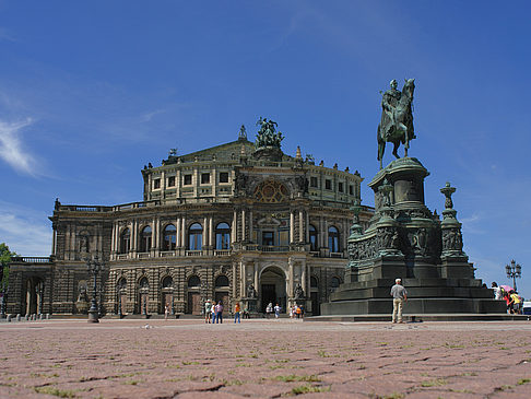 Fotos König-Johann-Statue mit Semperoper