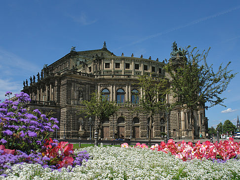 Semperoper mit Blumen