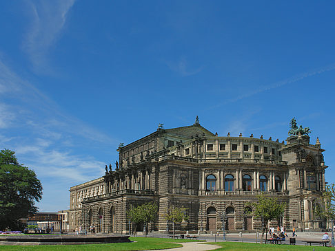 Semperoper mit Springbrunnen Foto 