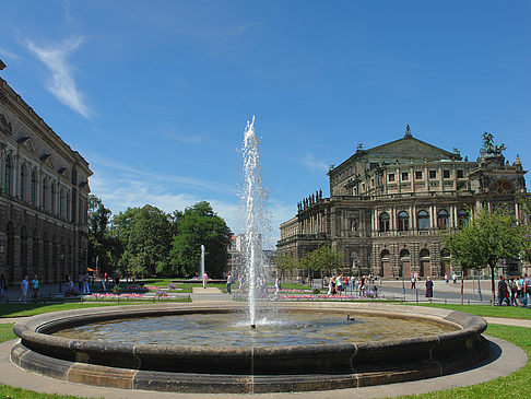 Foto Semperoper mit Springbrunnen - Dresden