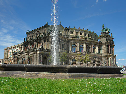 Semperoper mit Springbrunnen